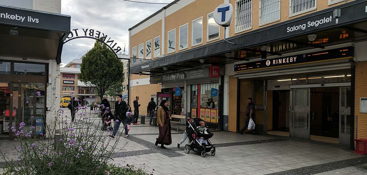 Vy över ingången till Rinkeby t-banestation