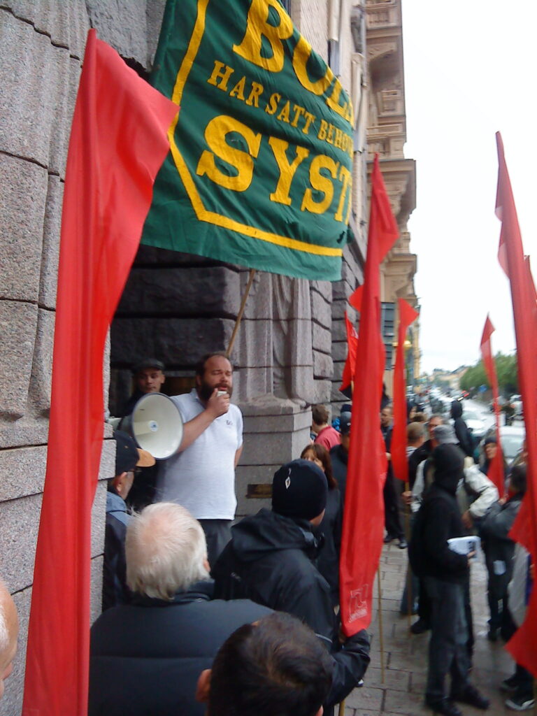 Patrik Olofsson talar vid demonstration med arbetar från Lagenas lager