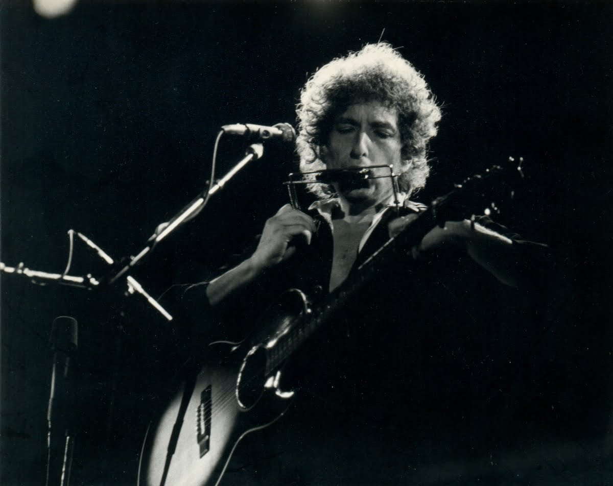 Bob Dylan med munspel och gitarr