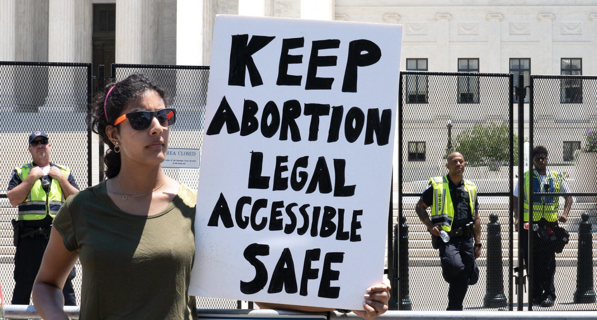 Kvinna protesterar mot inskränkning av aborträtten